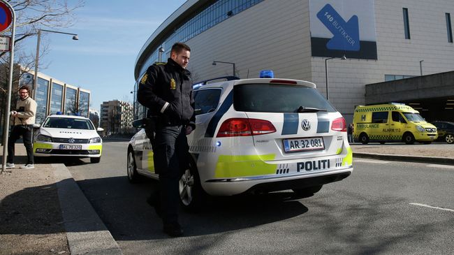 Полиция у здания торгового центра, где произошла перестрелка. Копенгаген, 18 марта 2015 год Полиция у здания торгового центра, где произошла перестрелка. Копенгаген, 18 марта 2015 год