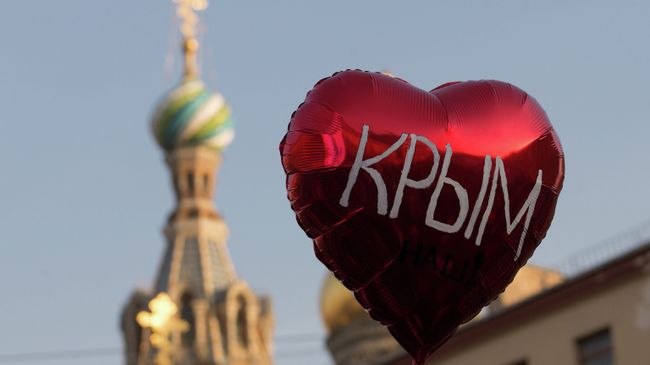 Воздушный шар во время праздничного митинга в Санкт-Петербурге в честь воссоединения Крыма и Севастополя с Россией. Архивное фото Воздушный шар во время праздничного митинга в Санкт-Петербурге в честь воссоединения Крыма и Севастополя с Россией. Архивное фото