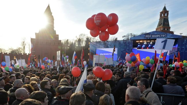 Участники митинга-концерта, посвященного годовщине воссоединения Крыма с Россией, на Васильевском спуске Москвы Участники митинга-концерта, посвященного годовщине воссоединения Крыма с Россией, на Васильевском спуске Москвы