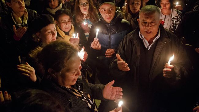 Тунисцы с зажженными свечами у ворот национального музея Туниса. Архивное фото