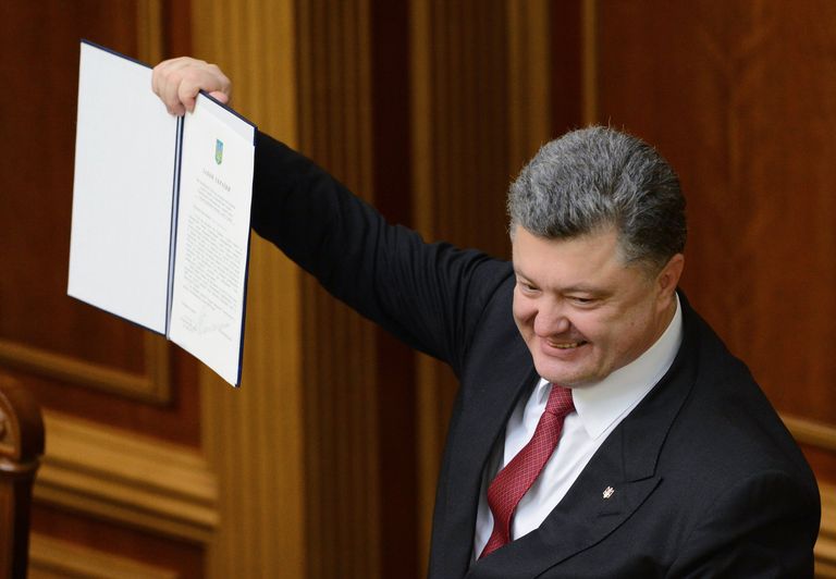 Президент Украины на заседании Верховной Рады, на котором одобрен законопроект о ратификации Соглашения об ассоциации между Украиной и Европейским Союзом