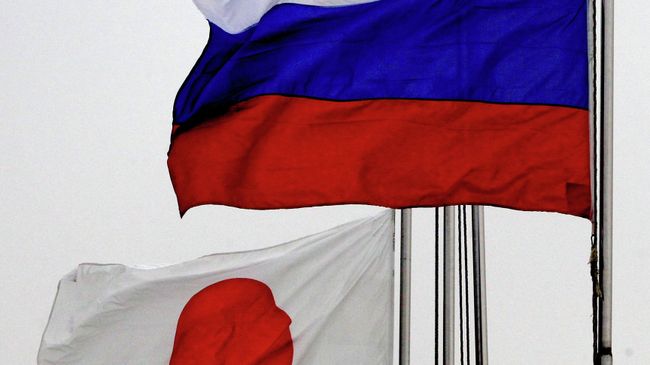 Государственные флаги России (справа) и Японии Государственные флаги России (справа) и Японии