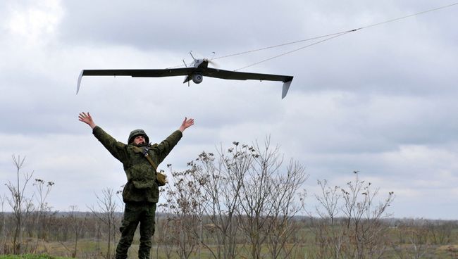 Российские военнослужащий запускает беспилотный летательный аппарат. Архивное фото Российские военнослужащий запускает беспилотный летательный аппарат. Архивное фото