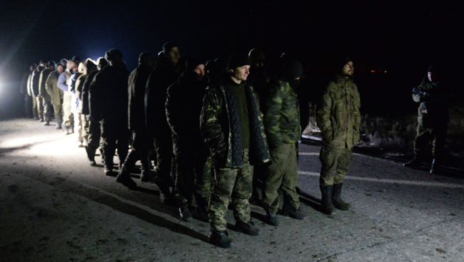 Военнопленные украинские силовики во время процедуры обмена. Архивное фото