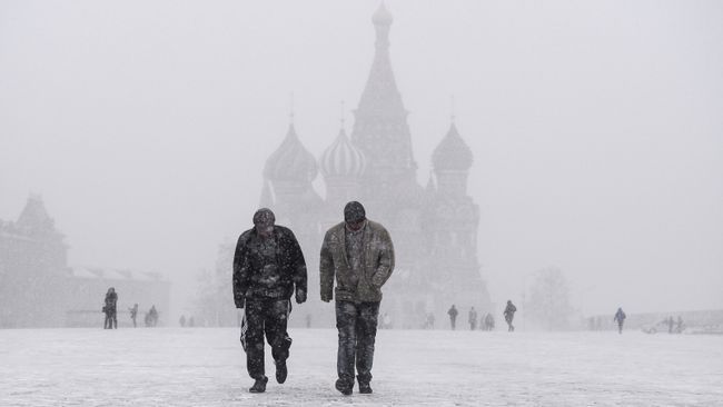 Жители столицы на Красной площади во время снегопада в Москве. Архивное фото Жители столицы на Красной площади во время снегопада в Москве. Архивное фото