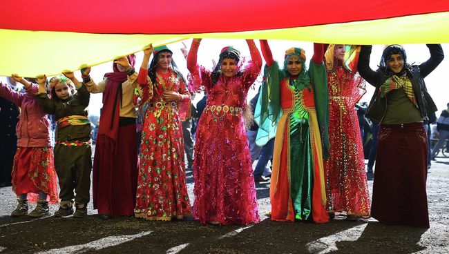 Сторонники курдского лидера Абдуллы Оджалана с курдским флагом во время празднования Навруз в Стамбуле, Турция. 22 марта 2015 год Сторонники курдского лидера Абдуллы Оджалана с курдским флагом во время празднования Навруз в Стамбуле, Турция. 22 марта 2015 год