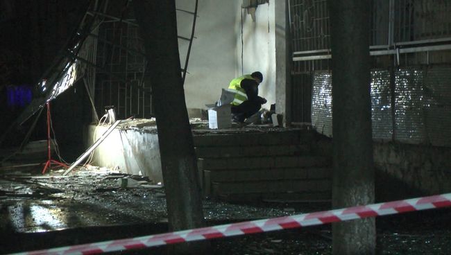 Взрывотехники и милиционеры обследовали место взрыва в жилом доме в Одессе Взрывотехники и милиционеры обследовали место взрыва в жилом доме в Одессе