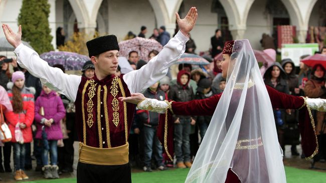 Мусульмане во время празднования праздника Навруз в Ханском дворце в Бахчисарае. Архив Мусульмане во время празднования праздника Навруз в Ханском дворце в Бахчисарае. Архив