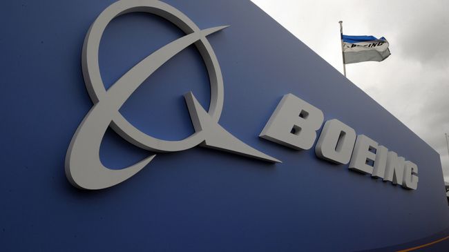 Логотип производителя самолетов Boeing. Архивное фото Логотип производителя самолетов Boeing. Архивное фото