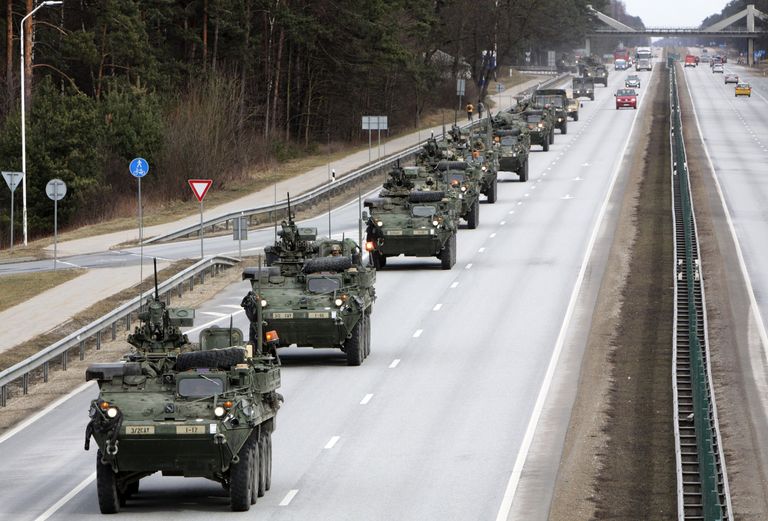 Показательный марш военнослужащих армии США Dragoon Ride в Латвии