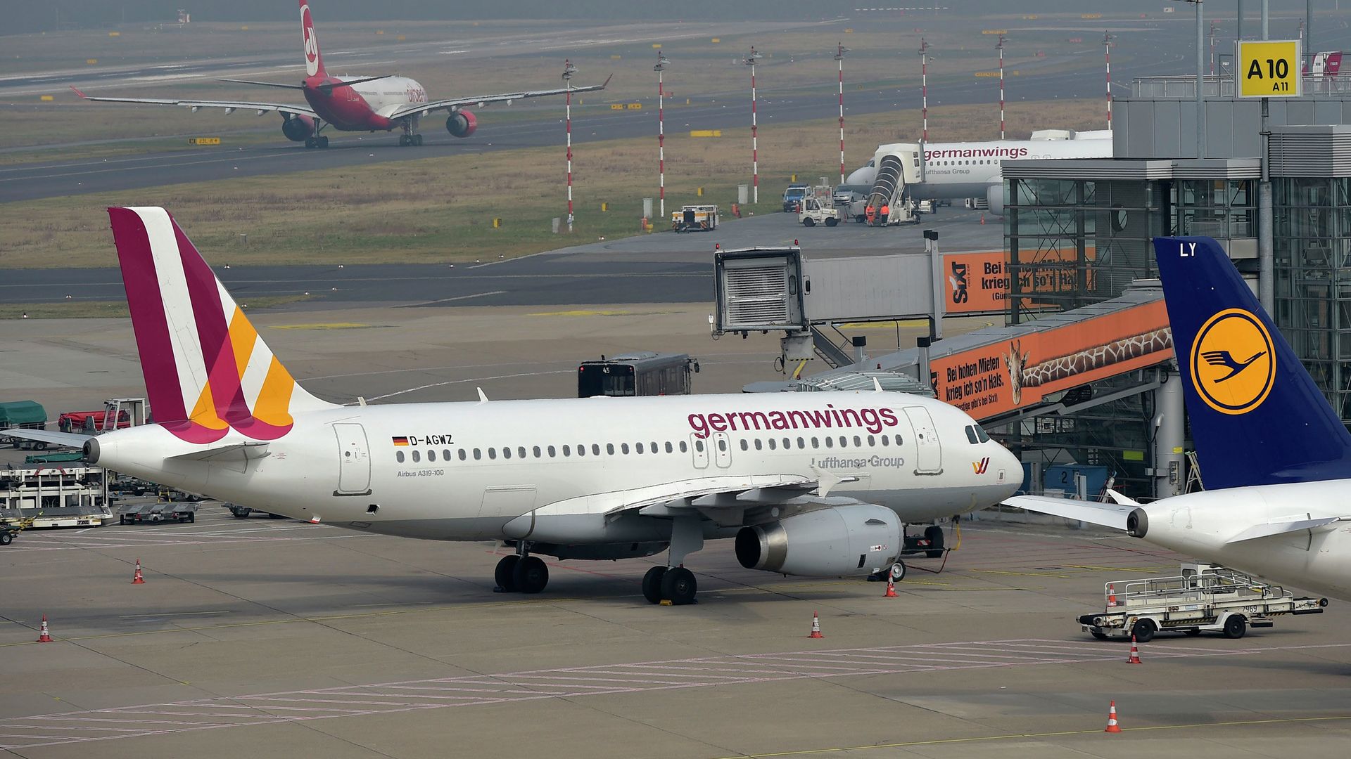 Самолет Airbus A320 авиакомпании Germanwings в аэропорту Дюссельдорфа Самолет Airbus A320 авиакомпании Germanwings в аэропорту Дюссельдорфа - РИА Новости, 1920, 19.04.2023