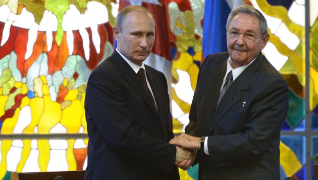 Президент России Владимир Путин (слева) и председатель Государственного совета и совета министров Республики Куба Рауль Кастро. Архивное фото Президент России Владимир Путин (слева) и председатель Государственного совета и совета министров Республики Куба Рауль Кастро. Архивное фото