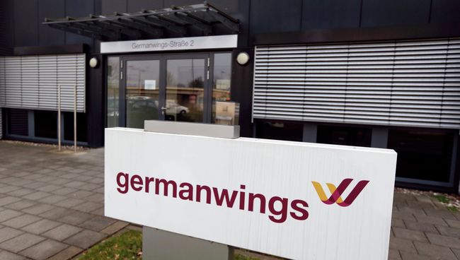 Вход в штаб-квартиру авиакомпании Germanwings в аэропорту Кёльн/Бонн, Германия Вход в штаб-квартиру авиакомпании Germanwings в аэропорту Кёльн/Бонн, Германия