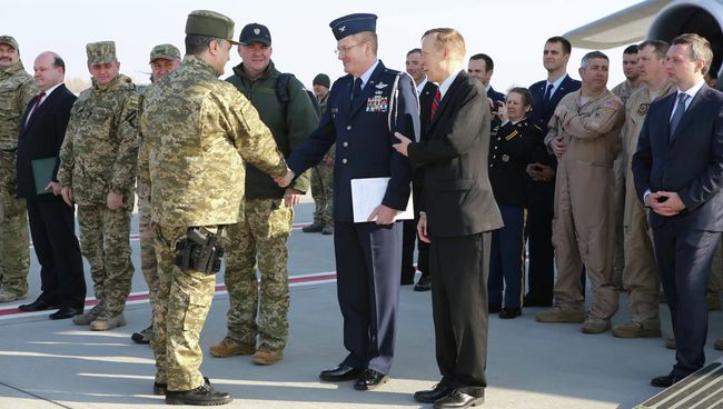 Президент Украины Петр Порошенко во время передачи военной техники от США в аэропорту Киева. Архивное фото Президент Украины Петр Порошенко во время передачи военной техники от США в аэропорту Киева. Архивное фото