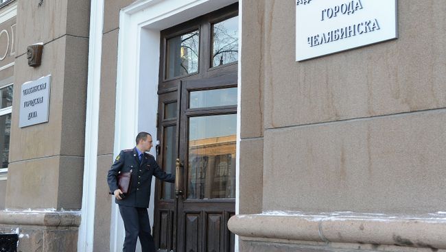 Вход в здание администрации города Челябинска. Архивное фото Вход в здание администрации города Челябинска. Архивное фото