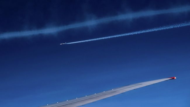 Вид из окна самолета на другой самолет. Архивное фото Вид из окна самолета на другой самолет. Архивное фото
