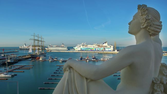Вид с исторического здания Морского вокзала Сочи. Архивное фото