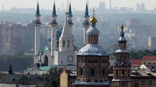 Вид на Петропавловский собор, Спасскую башню Казанского Кремля (в центре) и мечеть Кул Шариф. Архивное фото. Вид на Петропавловский собор, Спасскую башню Казанского Кремля (в центре) и мечеть Кул Шариф. Архивное фото.