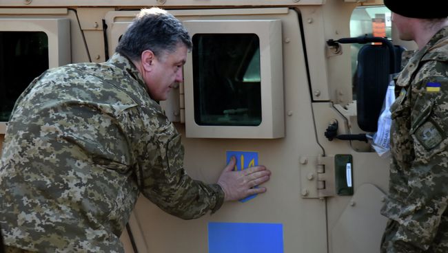Американские военные вездеходы в аэропорту Киева, архивное фото Американские военные вездеходы в аэропорту Киева, архивное фото
