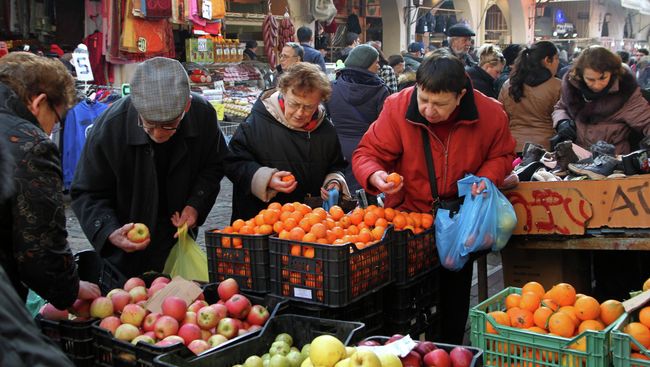 Продажа фруктов на рынке в Греции. Архивное фото Продажа фруктов на рынке в Греции. Архивное фото