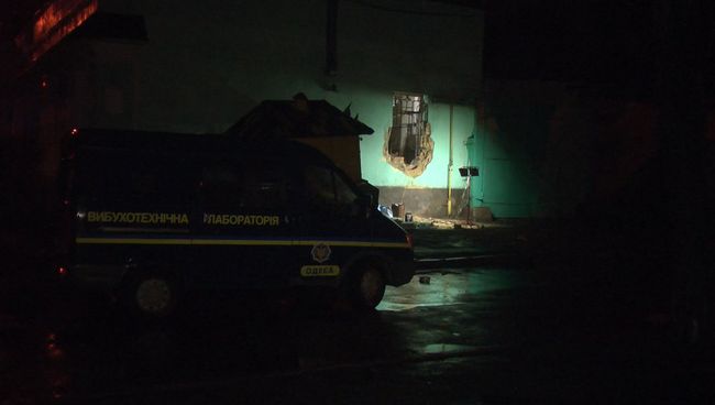 Дыра в стене и разорванная арматура – последствия очередного взрыва в Одессе Дыра в стене и разорванная арматура – последствия очередного взрыва в Одессе