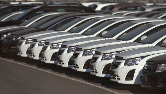 Автомобили Opel и Chevrolet на автостоянке возле завода General Motors в Санкт-Петербурге. Архивное фото Автомобили Opel и Chevrolet на автостоянке возле завода General Motors в Санкт-Петербурге. Архивное фото