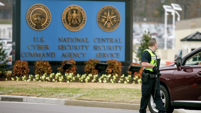 Полицейский на территории Агентства национальной безопасности США. Архив