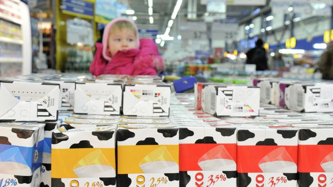 Отдел молочной продукции в продуктовом магазине. Архивное фото