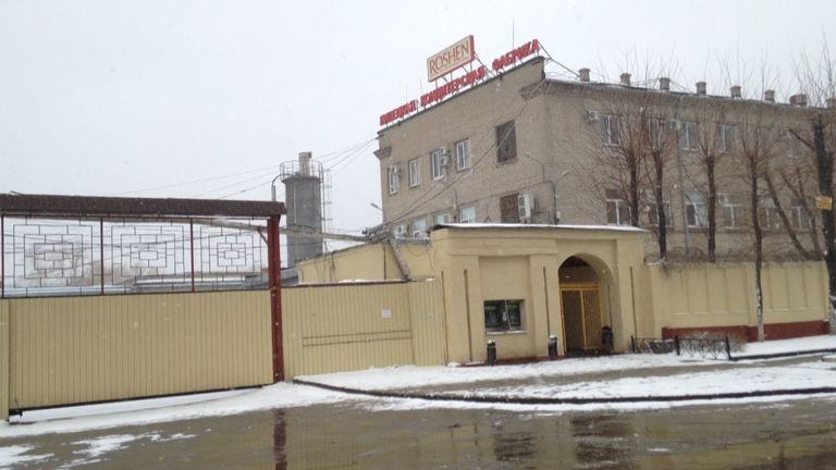 Силовики проводят обыск на предприятии Roshen в Липецке. Съемки у фабрики Силовики проводят обыск на предприятии Roshen в Липецке. Съемки у фабрики