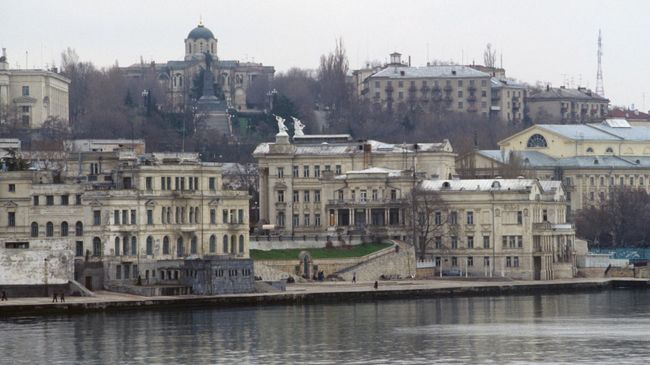 Город Севастополь на черноморском побережье Крымского полуострова. Архивное фото Город Севастополь на черноморском побережье Крымского полуострова. Архивное фото