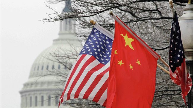 Флаги США и Китая на фоне здания Конгресса США в Вашингтоне