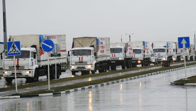 Грузовые автомобили 23-го российского конвоя с гуманитарной помощью для населения Донбасса на КПП Матвеев Курган в Ростовской области Грузовые автомобили 23-го российского конвоя с гуманитарной помощью для населения Донбасса на КПП Матвеев Курган в Ростовской области