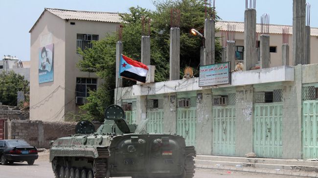 Танк с шиитскими повстанцами в городе Аден