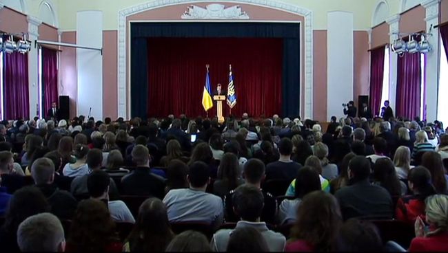 Выступление президента Украины Петра Порошенко перед учащимися Черниговского университета Выступление президента Украины Петра Порошенко перед учащимися Черниговского университета