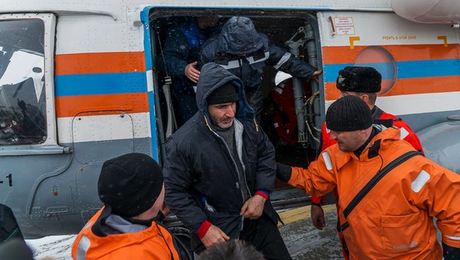 Трое спасенных моряков с траулера Дальний Восток доставлены в Магадан Трое спасенных моряков с траулера Дальний Восток доставлены в Магадан