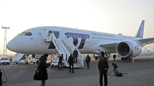 Самолет Boeing 787 Dreamliner авиакомпании LOT на взлетной полосе аэропорта имени Фредерика Шопена. Варшава, Польша
