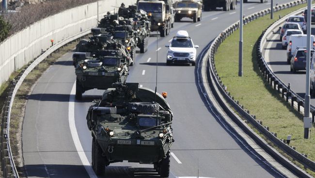 Конвой военной техники НАТО в районе Праги, Чехия Конвой военной техники НАТО в районе Праги, Чехия