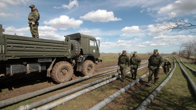 Военнослужащие выполняют работы по прокладке трубопровода от Северо-Крымского канала