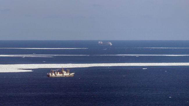 Вид из самолёта МЧС РФ Бе-200 во время поисково-спасательной операции в районе крушения траулера Дальний Восток в Охотском море Вид из самолёта МЧС РФ Бе-200 во время поисково-спасательной операции в районе крушения траулера Дальний Восток в Охотском море