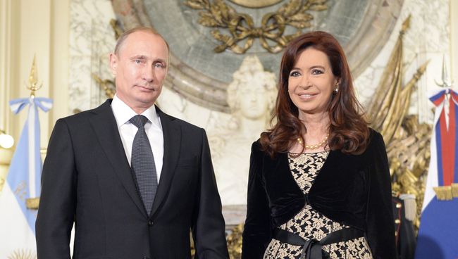 Президент России Владимир Путин и президент Аргентины Кристина Фернандес де Киршнер. Архивное фото Президент России Владимир Путин и президент Аргентины Кристина Фернандес де Киршнер. Архивное фото