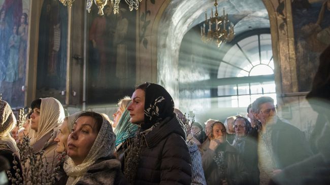 Прихожане во время службы в канун празднования Входа Господня в Иерусалим. Архивное фото