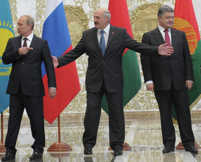 Президент России Владимир Путин, президент Белоруссии Александр Лукашенко, президент Украины Петр Порошенко и верховный представитель по иностранным делам и политике безопасности ЕС Кэтрин Эштон, 26 августа 2014 Президент России Владимир Путин, президент Белоруссии Александр Лукашенко, президент Украины Петр Порошенко и верховный представитель по иностранным делам и политике безопасности ЕС Кэтрин Эштон, 26 августа 2014