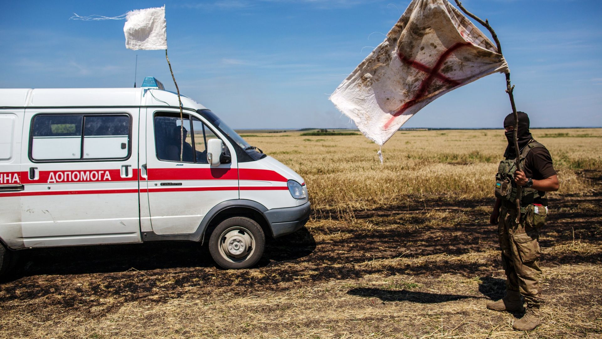 Украинский военный с белым флагом во время передачи убитых на нейтральной территории вблизи поселка Диброво возле российско-украинской границы в Донецкой области, 29 июля 2014 Украинский военный с белым флагом во время передачи убитых на нейтральной территории вблизи поселка Диброво возле российско-украинской границы в Донецкой области, 29 июля 2014 - РИА Новости, 1920, 06.08.2023