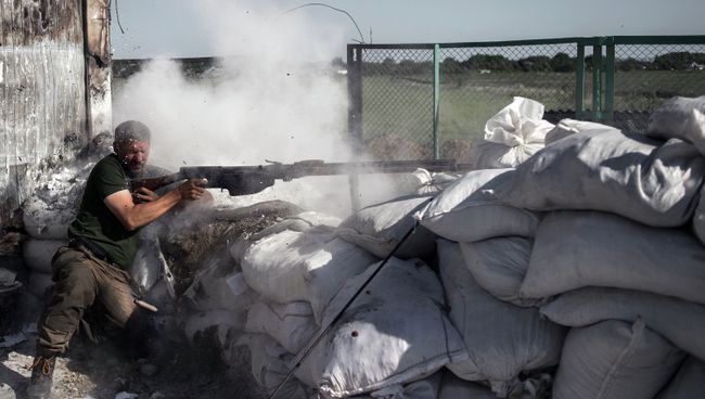 Боец народного ополчения Донбасса во время тренировки на пограничном пункте пропуска Красный партизан. 29 июня 2014 Боец народного ополчения Донбасса во время тренировки на пограничном пункте пропуска Красный партизан. 29 июня 2014
