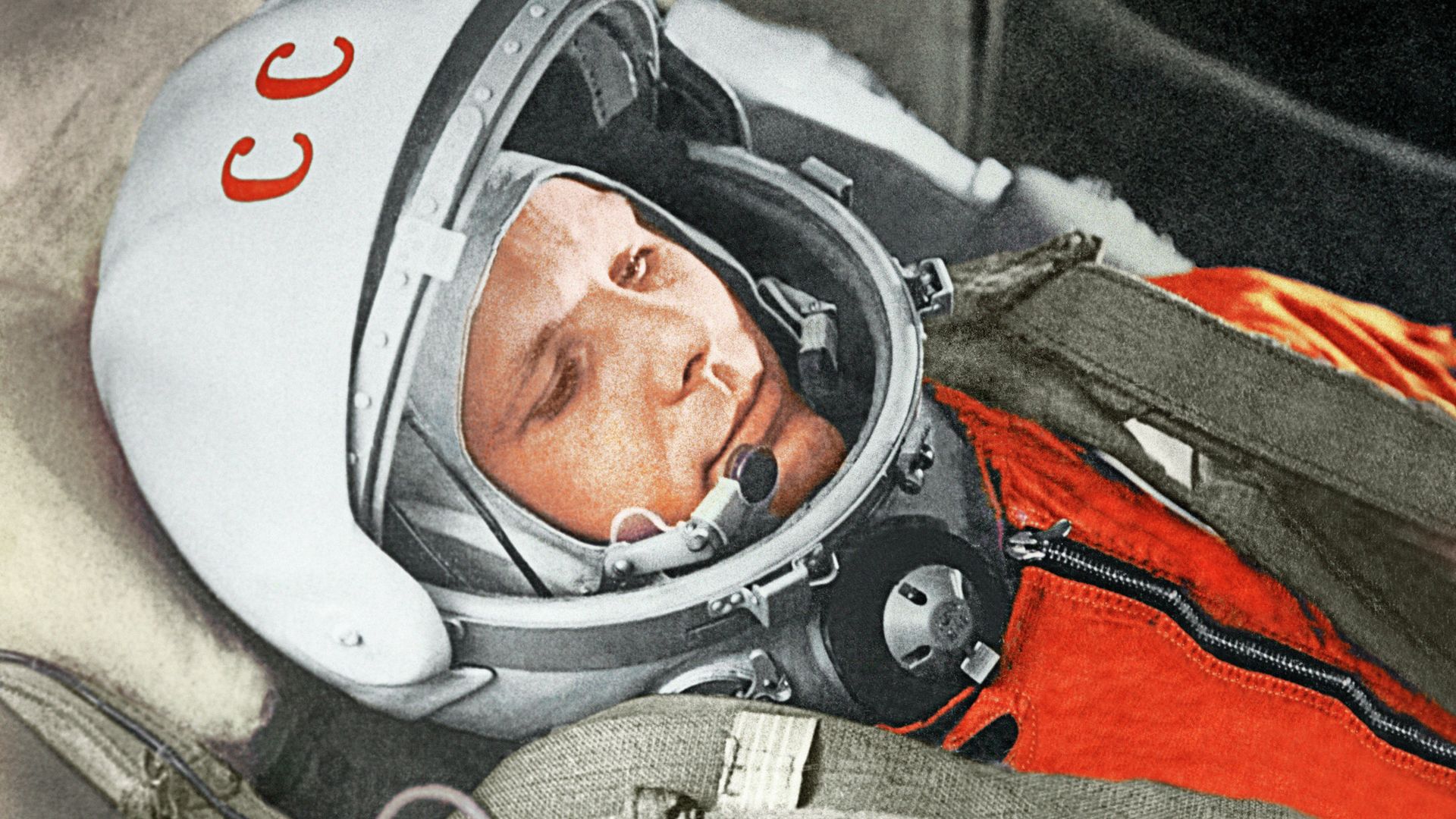 Летчик-космонавт Юрий Гагарин в кабине космического корабля “Восток”. 12 апреля 1961 года Летчик-космонавт Юрий Гагарин в кабине космического корабля “Восток”. 12 апреля 1961 года - РИА Новости, 1920, 12.04.2018
