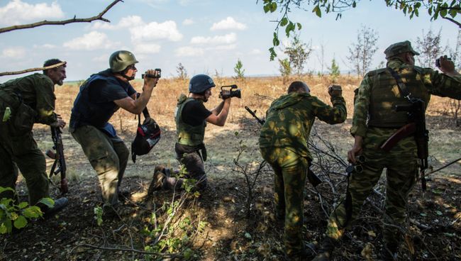 Журналисты и ополченцы на передовой позиции в окрестностях села Мариновка. Архивное фото Журналисты и ополченцы на передовой позиции в окрестностях села Мариновка. Архивное фото