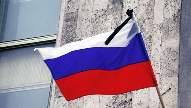 Траурная лента на флаге России, архивное фото Траурная лента на флаге России, архивное фото