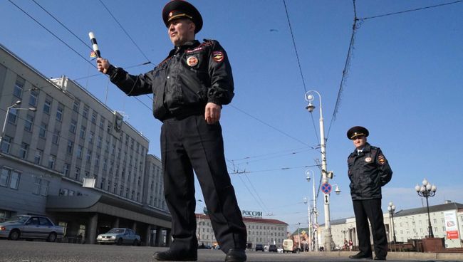 Сотрудники ГИБДД на Площади Победы в Калининграде