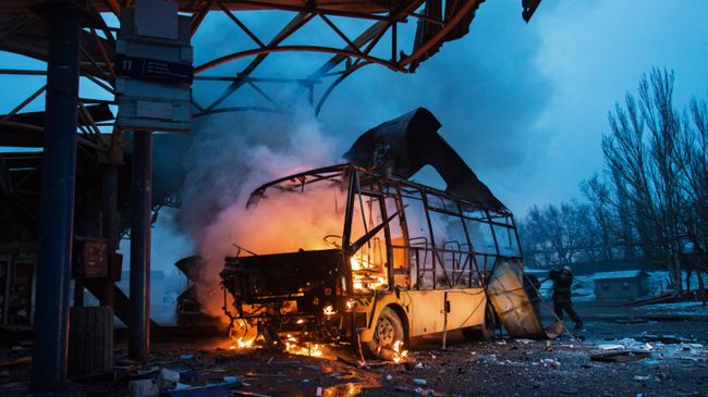 Автобус, поврежденный в результате обстрела, на автостанции в городе Донецке Автобус, поврежденный в результате обстрела, на автостанции в городе Донецке