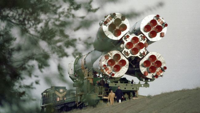 Транспортировка космического корабля Союз Т-14 на стартовую площадку. Архивное фото Транспортировка космического корабля Союз Т-14 на стартовую площадку. Архивное фото
